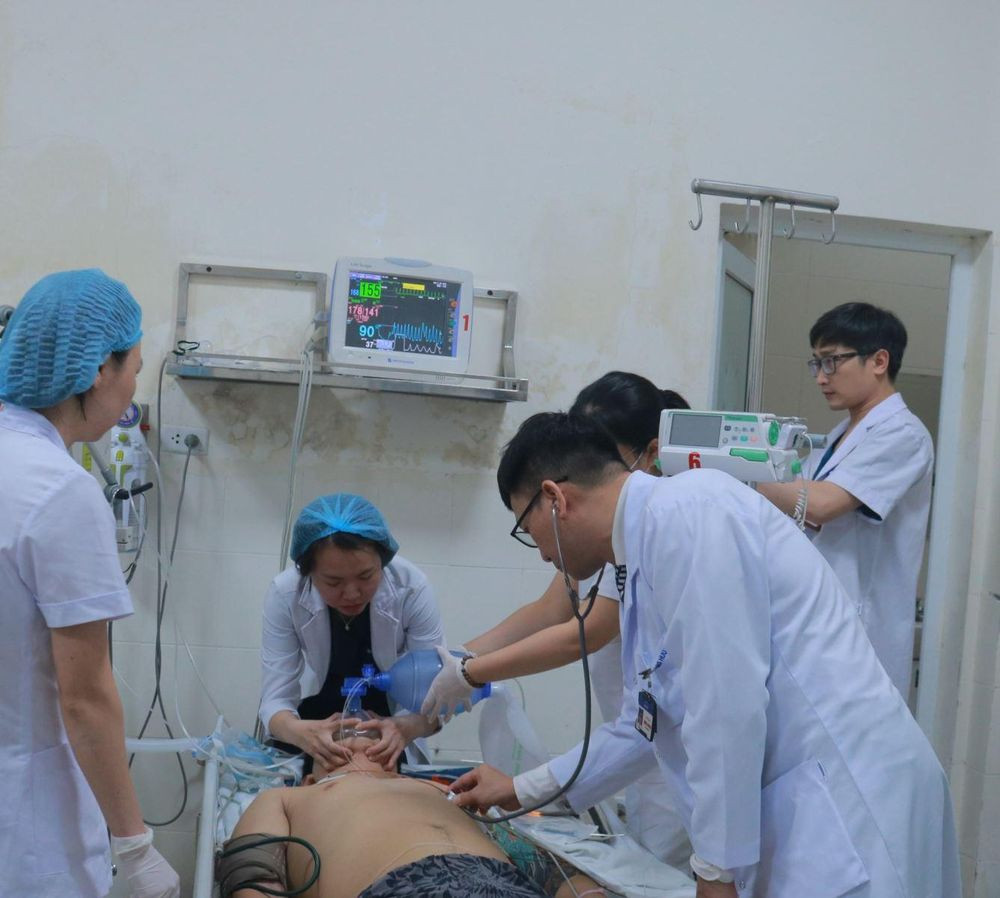 Các y bác sĩ Bệnh viện E cấp cứu người bệnh trong đêm Giao thừa (Ảnh: BVCC)
