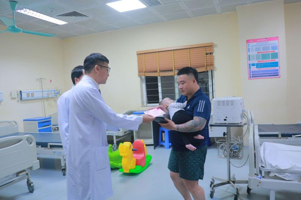 Ban Giám đốc Bệnh viện E thăm hỏi, động viên người bệnh trong ca trực đêm Giao thừa (Ảnh: BVCC)
