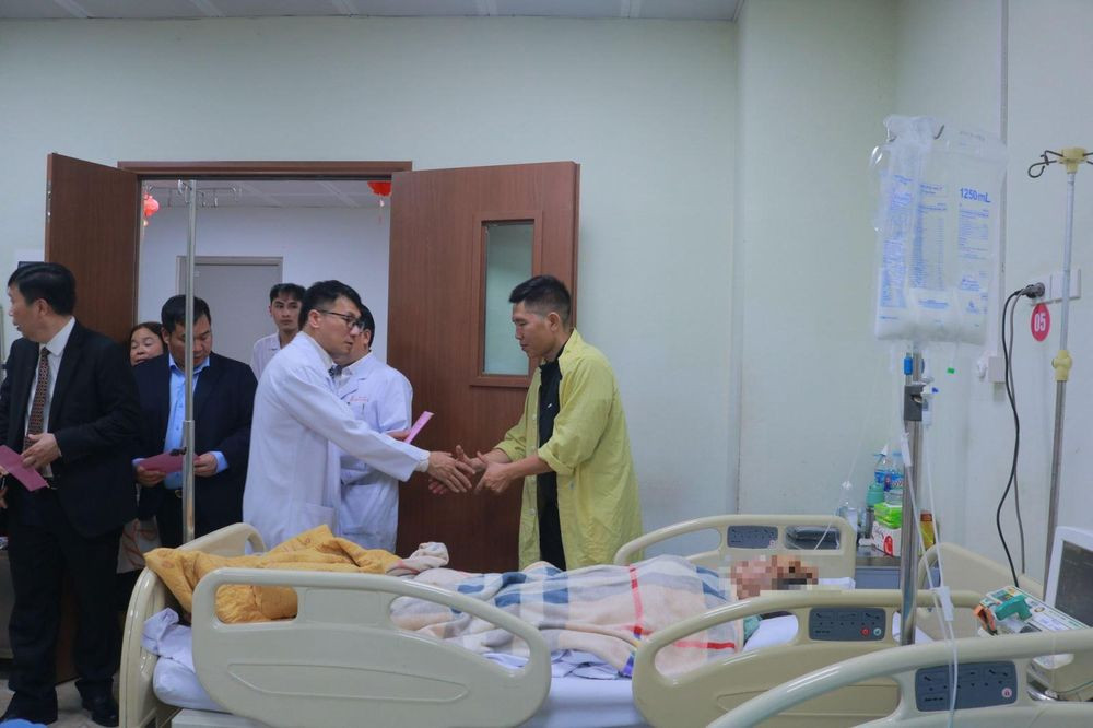 Ban Giám đốc Bệnh viện E tặng quà, lì xì người bệnh trong ca trực đầu năm mới (Ảnh: BVCC)