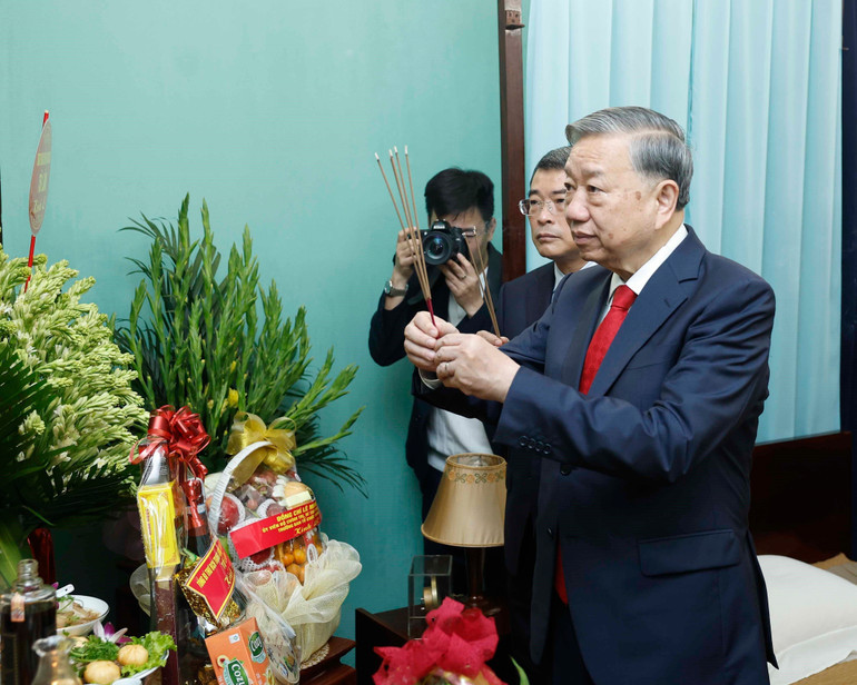 Tổng Bí thư Tô Lâm dâng hương tưởng niệm Bác Hồ tại Nhà 67, Khu di tích Chủ tịch Hồ Chí Minh tại Phủ Chủ tịch (Ảnh: TTXVN)