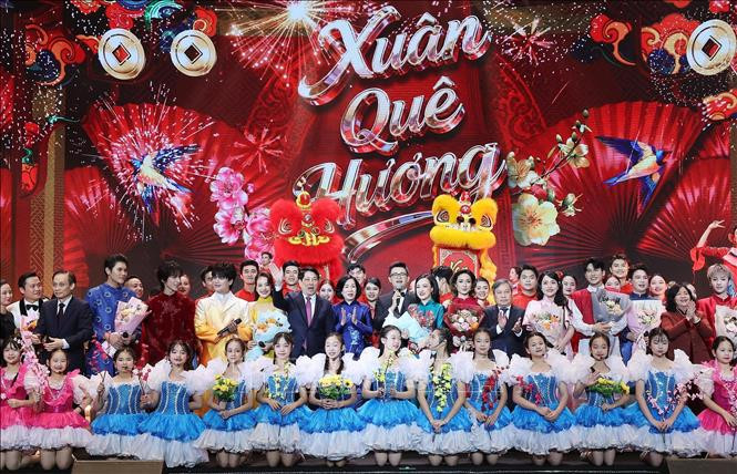 Chủ tịch nước Lương Cường và Phu nhân cùng các đại biểu và nghệ sĩ tại Chương trình nghệ thuật đặc biệt Xuân Quê hương 2026 (Ảnh: Lâm Khánh/TTXVN)