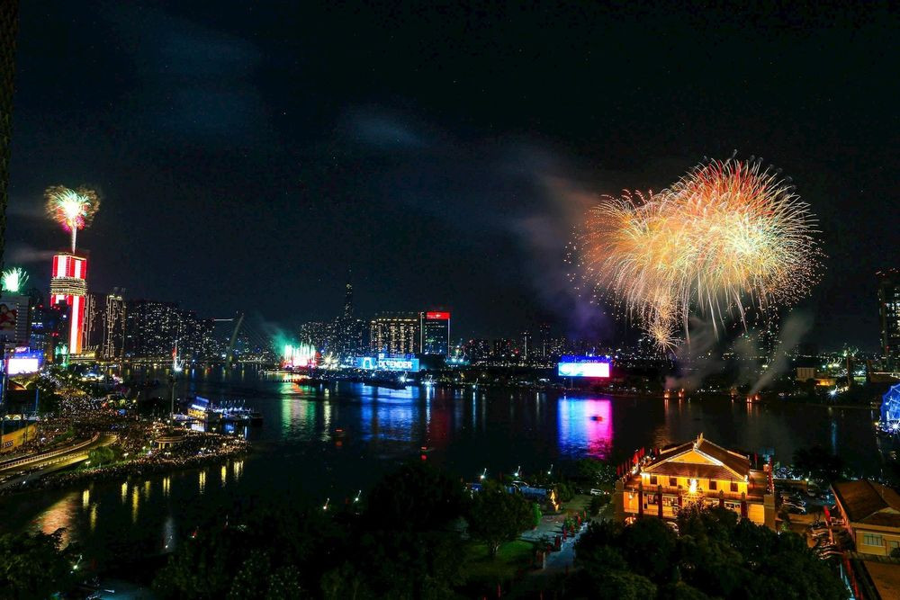 Pháo hoa rực sáng bầu trời TP. Hồ Chí Minh chào đón năm mới 2026
