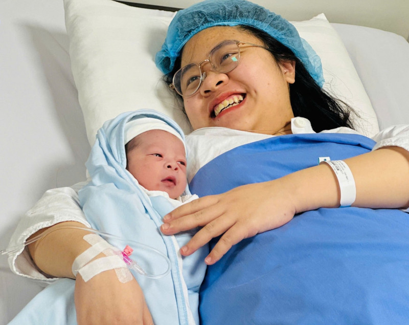 Nụ cười hạnh phúc của sản phụ Nguyễn Vân Anh bên con trai (Ảnh: BVCC)
