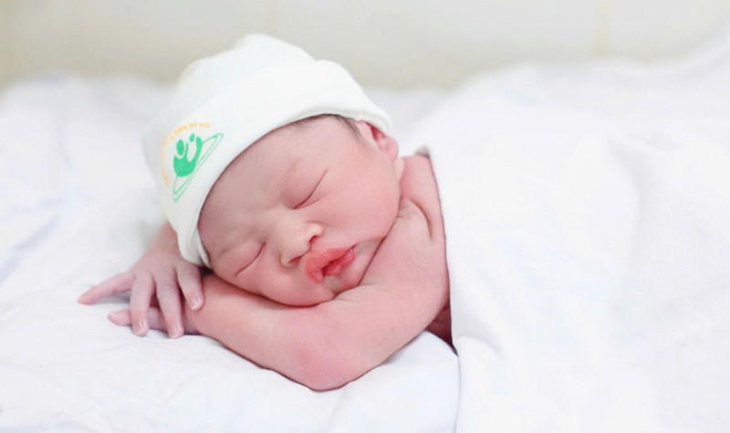 Em bé chào đời đầu tiên tại Bệnh viện Phụ sản Hà Nội trong năm mới Bính Ngọ (Ảnh: BVCC)