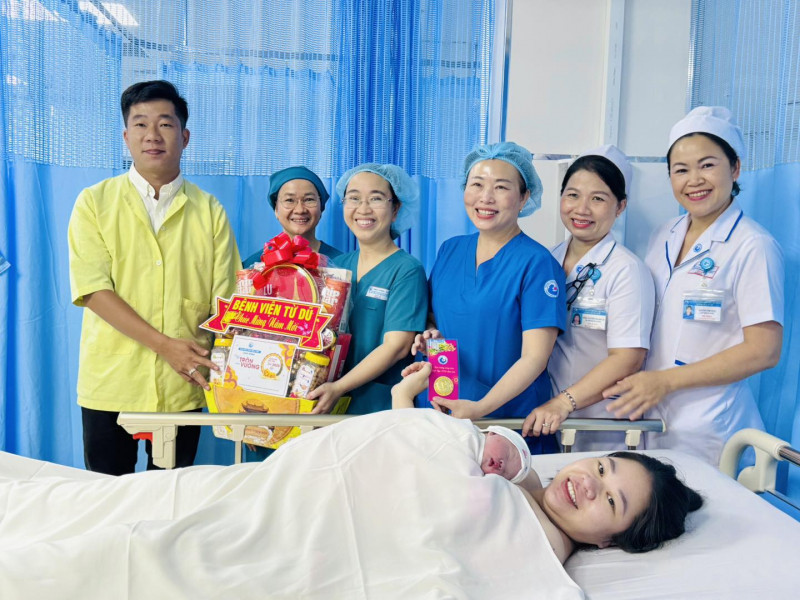 Các bác sĩ Bệnh viện Từ Dũ tặng quà chúc mừng công dân nhí đầu tiên chào đời vào khoảnh khắc giao thừa (Ảnh: BVCC)