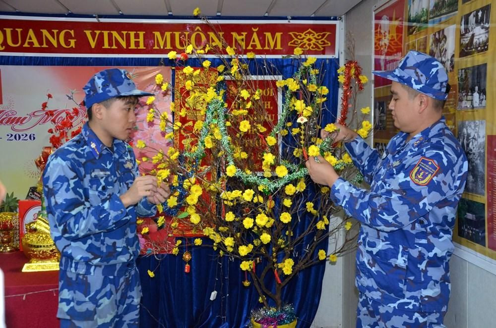 Cán bộ, chiến sĩ tàu CSB 8002 trang trí hoa trên tàu đón Tết (Ảnh: TL)