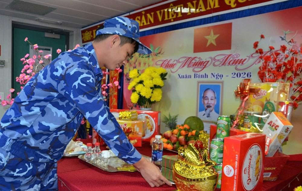 Phòng đón Xuân trên tàu CSB 8002 được chuẩn bị chu đáo, trang nghiêm và ấm áp (Ảnh: TL)