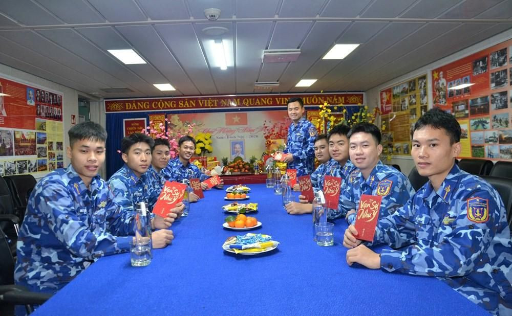 Cấp ủy, chỉ huy tàu lì xì, chúc Tết từng cán bộ, chiến sĩ, cùng nhau chia sẻ chuyện công việc, chuyện gia đình (Ảnh: TL)