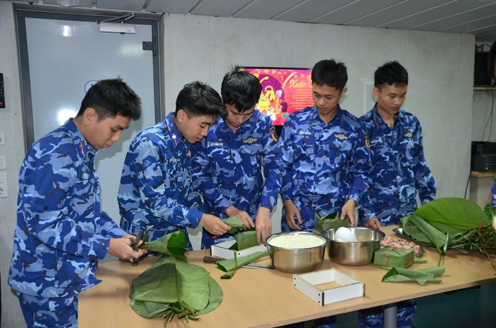 Cán bộ, chiến sĩ quây quần gói bánh chưng ngày Tết (Ảnh: TL)