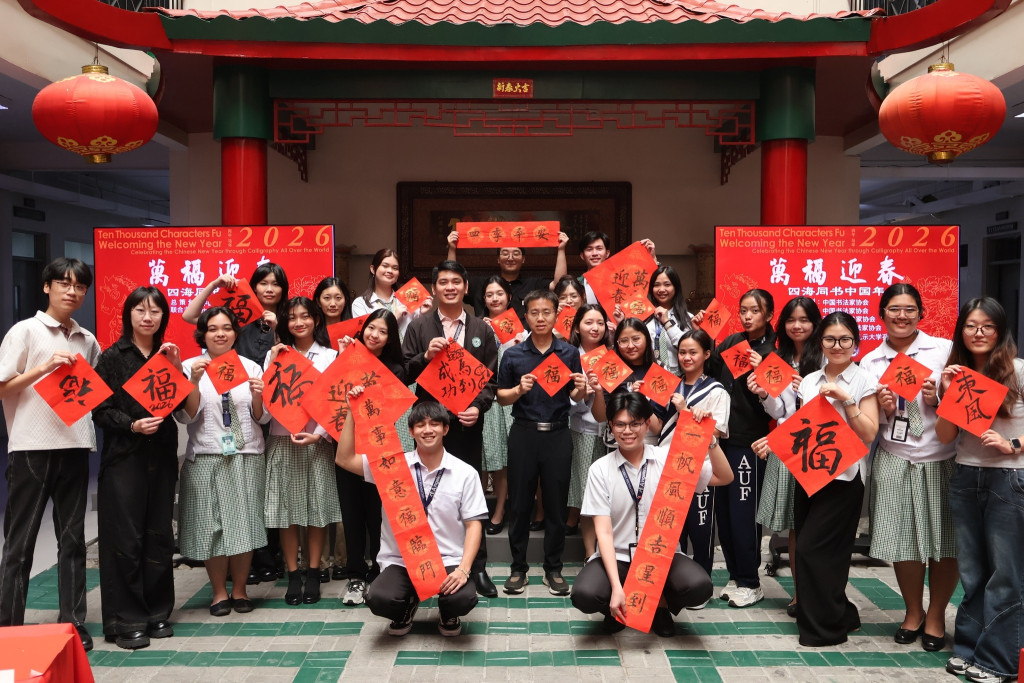 Các thành viên Viện Khổng tử Quỹ Đại học Angeles mừng Tết Nguyên Đán với hoạt động viết chữ đầu năm mới