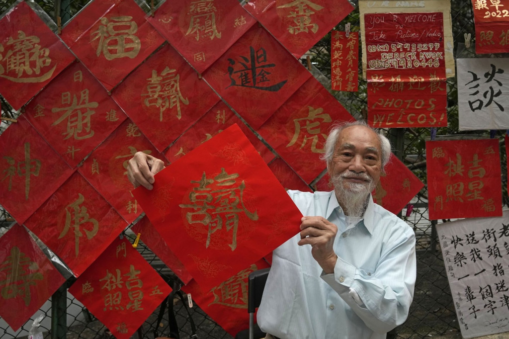 Một người dân Hong Kong (Trung Quốc) khoe dòng chữ 