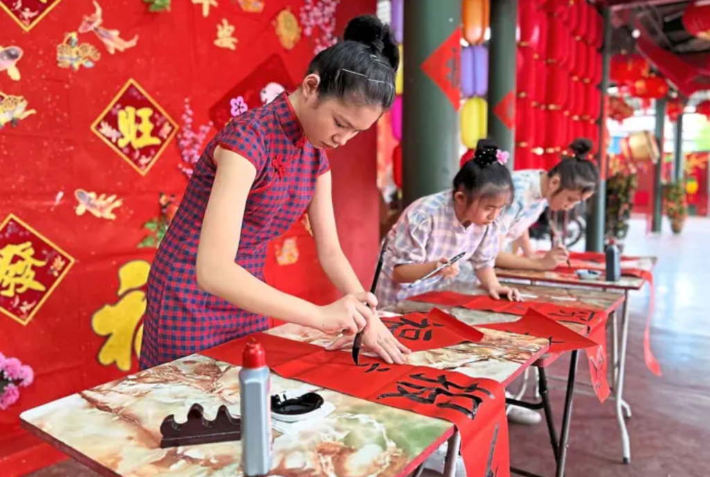 Nhiều thư pháp gia Trung Quốc vẫn tổ chức viết chữ miễn phí tại các khu vực công cộng dịp Tết Nguyên Đán