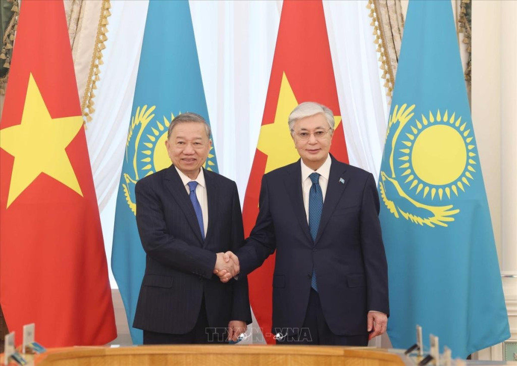 Tổng Bí thư Tô Lâm và Tổng thống Kazakhstan Kassym - Jomart Tokayev chụp ảnh chung trước hội đàm cấp Nhà nước (6/5/2025) (Ảnh: TTXVN)