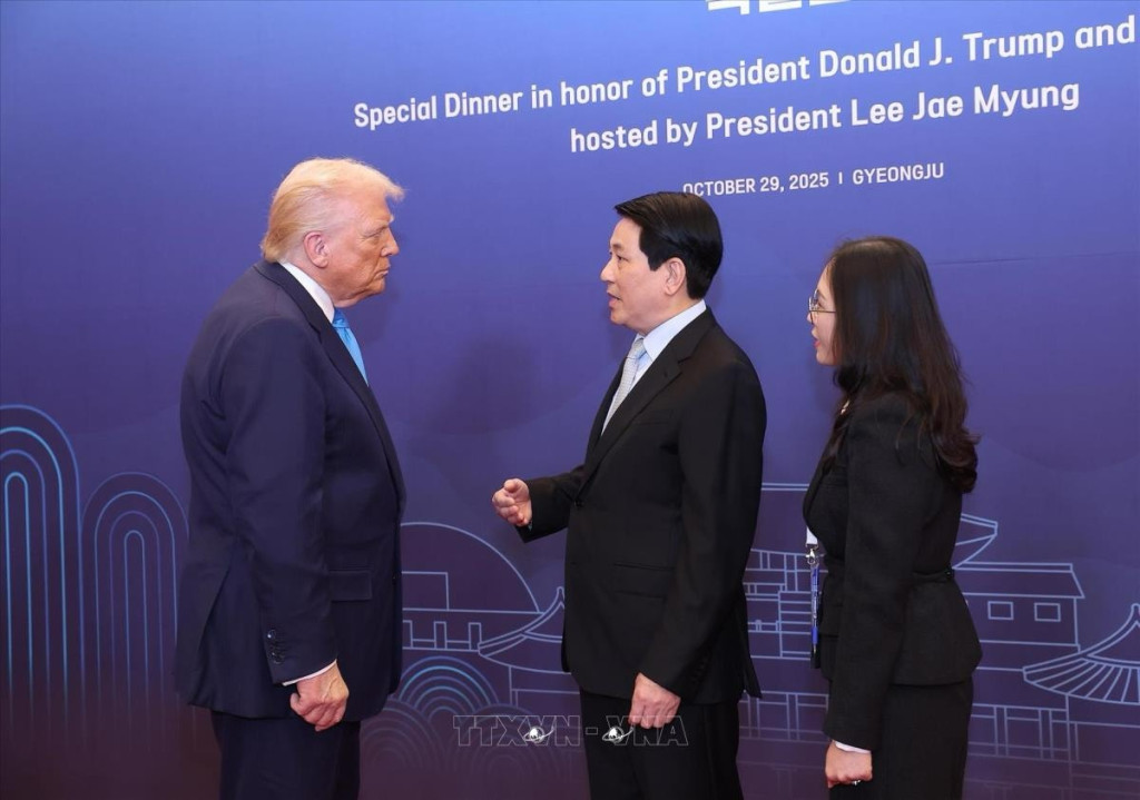 Trong khuôn khổ tham dự Tuần lễ Cấp cao APEC lần thứ 32 và làm việc song phương tại Hàn Quốc, Chủ tịch nước Lương Cường gặp Tổng thống Hoa Kỳ Donald Trump (ngày 29/10/2025)