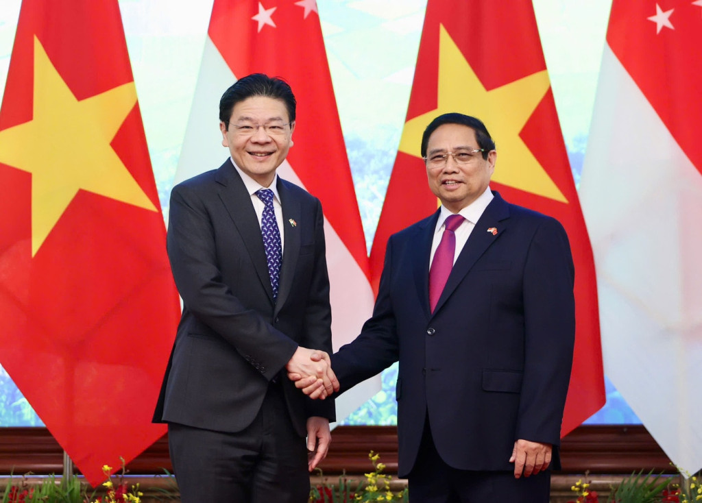 Thủ tướng Phạm Minh Chính và Thủ tướng Cộng hòa Singapore Lawrence Wong chụp ảnh chung (ngày 26/3/2025) (Ảnh: TTXVN)