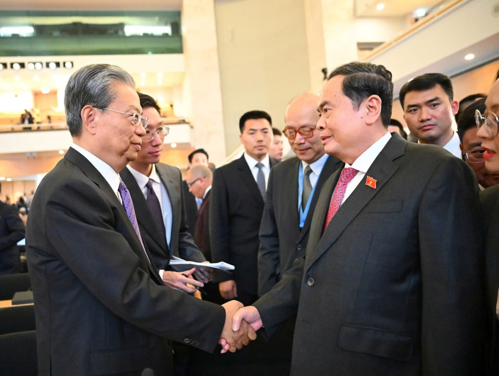 Chủ tịch Quốc hội Trần Thanh Mẫn gặp Ủy viên trưởng Ủy ban Thường vụ Nhân đại toàn quốc Trung Quốc (Chủ tịch Nhân đại toàn quốc Trung Quốc) Triệu Lạc Tế tại trụ sở Văn phòng Liên Hợp Quốc ở Geneva, Thụy Sĩ, chiều 29/7/2025
