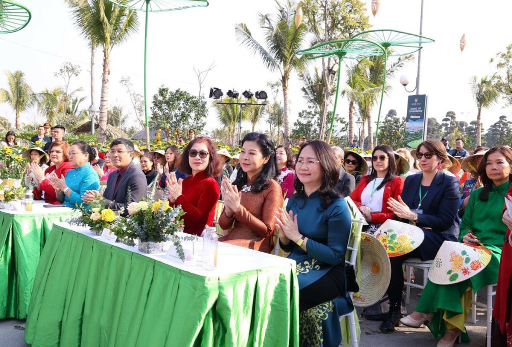 Ngày 16/1/2025, tại Hà Nội, bà Ngô Phương Ly, Phu nhân Tổng Bí thư Tô Lâm cùng các nữ Đại sứ và phu nhân các Đại sứ, Trưởng cơ quan đại diện Việt Nam ở nước ngoài tham dự Chương trình ngoại giao văn hóa 