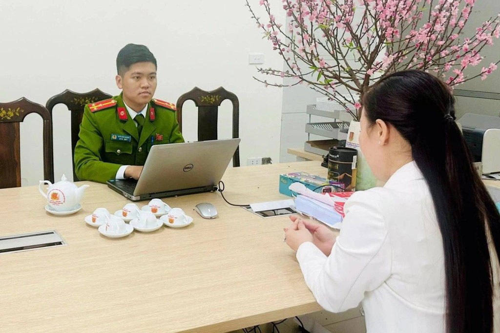 Người phụ nữ liên quan cũng được mời đến làm việc. (Ảnh: Công an phường Trần Phú)