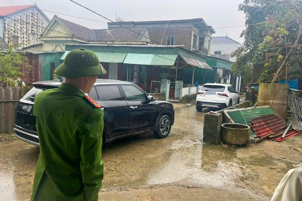 Xe của anh T. bị mắc kẹt trong ngõ (Ảnh: CACC)