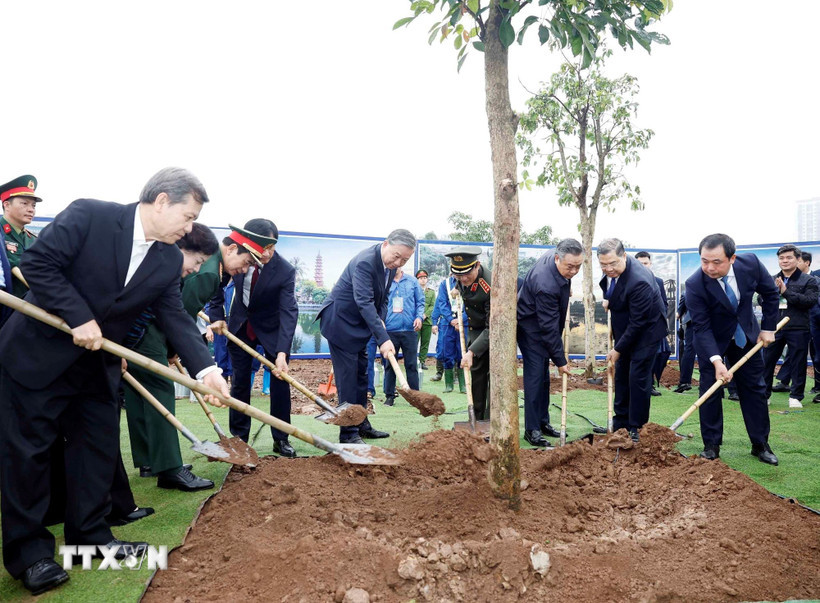 Tổng Bí thư Tô Lâm và các đại biểu tham gia trồng cây tại Lễ phát động “Tết trồng cây đời đời nhớ ơn Bác Hồ” Xuân Bính Ngọ 2026 (Ảnh: TTXVN)