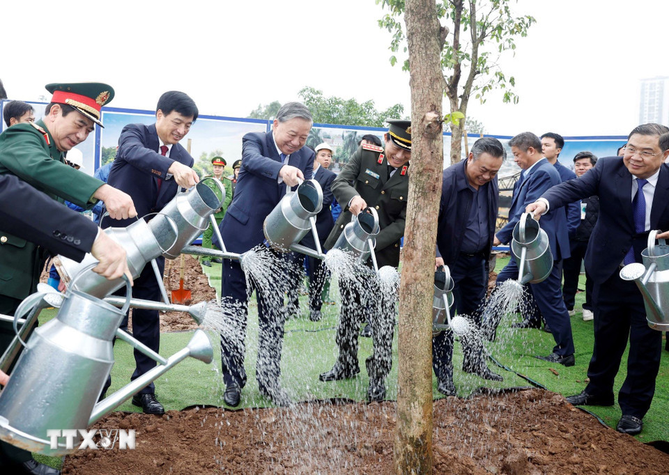 Tổng Bí thư Tô Lâm tin tưởng phong trào “Tết trồng cây” năm nay sẽ đạt được nhiều kết quả thực chất, góp phần xây dựng Thủ đô Hà Nội ngày càng Xanh-Sạch-Đẹp, xứng đáng là trung tâm đầu não chính trị-hành chính quốc gia, trái tim của cả nước (Ảnh: TTXVN)