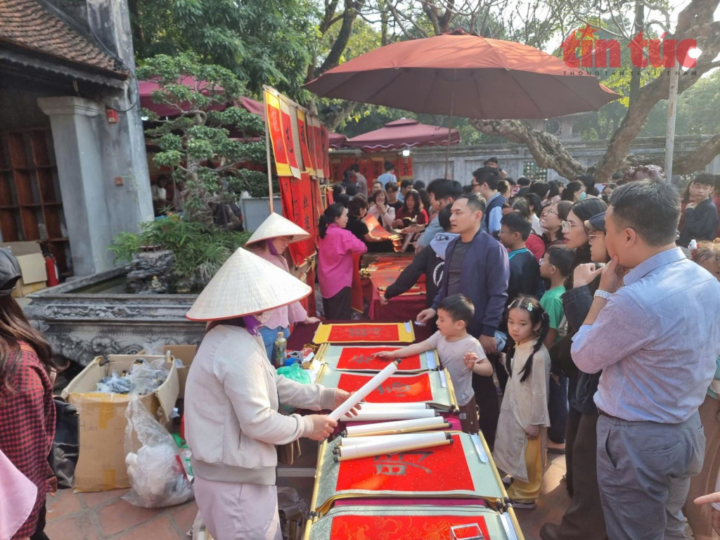Khu chữ thư pháp luôn đông người xếp hàng (Ảnh: TL)