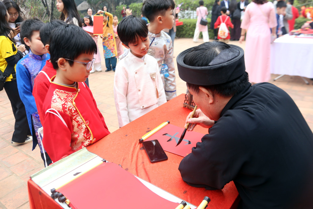 Nhiều bạn học sinh nhỏ tuổi đi xin chữ đầu xuân (Ảnh: Thanh Bình)
