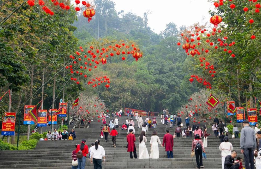 Trước nhu cầu tham quan, chiêm bái của du khách trong những ngày đầu Xuân, Khu di tích lịch sử Đền Hùng đã tiến hành trang trí tại nhiều địa điểm trong khu di tích (Ảnh: PV)