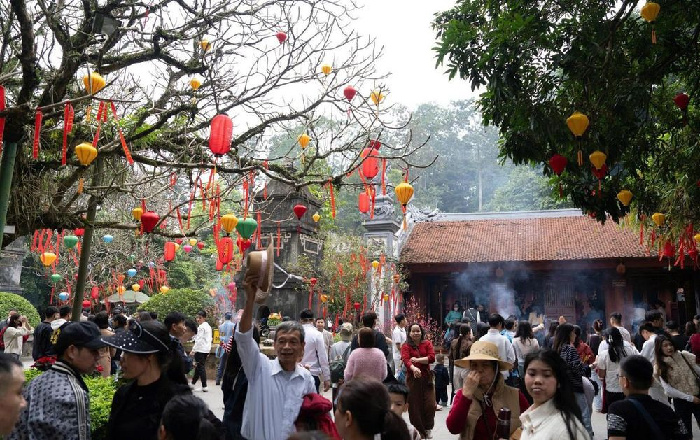 Đồng thời triển khai các phương án phục vụ và bảo đảm an ninh, an toàn như: Tăng cường kiểm tra, rà soát, kịp thời chấn chỉnh hoạt động kinh doanh hàng quán, xe điện vận chuyển; hướng dẫn người và phương tiện tham gia lễ hội thực hiện đúng các quy định... (Ảnh: PV)