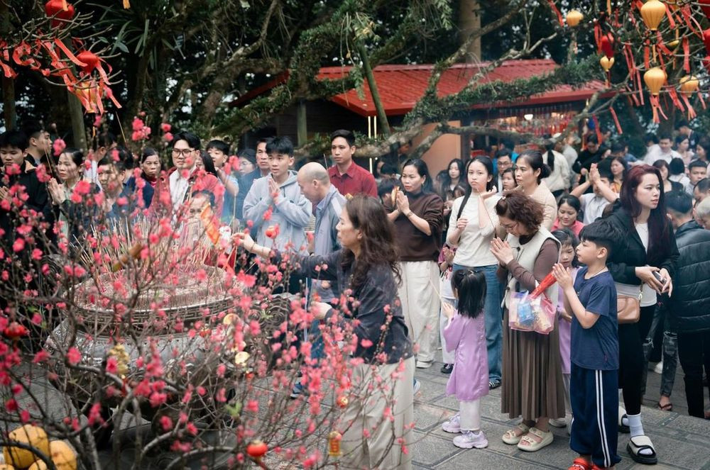 Dịp Tết Nguyên đán Bính Ngọ, hàng nghìn người dân và du khách thập phương đã trở về Khu di tích lịch sử Đền Hùng (tỉnh Phú Thọ) để dâng hương, tưởng nhớ công lao dựng nước của các Vua Hùng (Ảnh: PV)