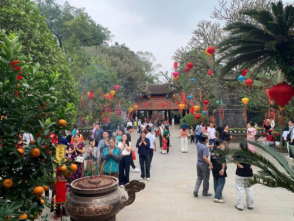 Bên cạnh hệ thống đền chính, chùa Thiên Quang cũng đón đông đảo phật tử và du khách tới lễ Phật đầu năm. Tiếng tụng kinh trầm ấm vang lên giữa không gian núi rừng thanh tịnh, mang lại cảm giác an yên, tĩnh tại (Ảnh: PV)