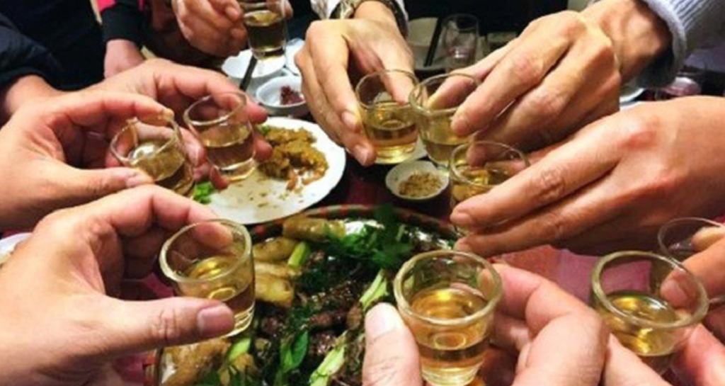 Rượu bia là đồ uống không thể thiếu trong những cuộc vui ngày Tết (Ảnh minh hoạ)
