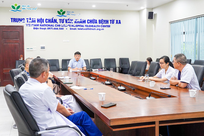 Cuộc hội chẩn khẩn cấp dưới sự chỉ đạo của TS.BS Phan Hữu Phúc – Phó Giám đốc Bệnh viện, cùng Ban lãnh đạo khoa Điều trị tích cực Nội khoa và Trung tâm Tim mạch, quyết định áp dụng sớm các biện pháp hồi sức chuyên sâu cho bệnh nhi
