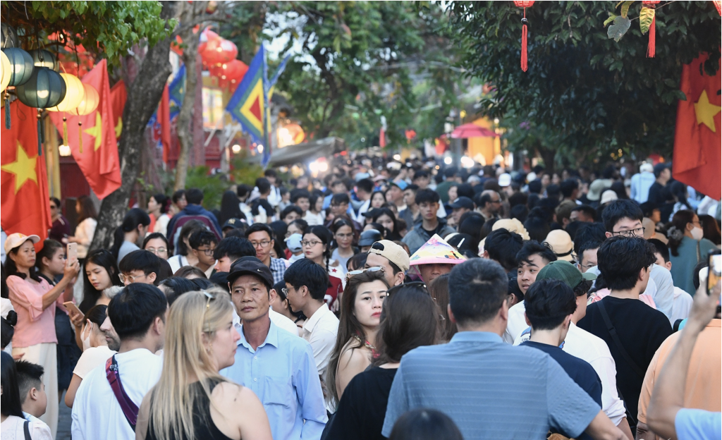 
Chiều mùng 5 Tết, các tuyến đường gần khu vực sông Hoài ken đặc người. Trong số này có rất nhiều du khách quốc tế và các tỉnh đổ về du xuân