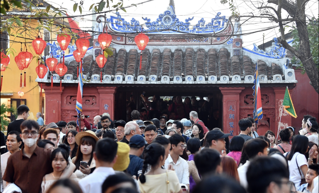 Khu vực chùa Cầu rơi vào tình trạng quá tải, không còn chỗ trống. Các đoàn khách đông người gặp nhiều khó khăn khi di chuyển và tham quan cùng nhau