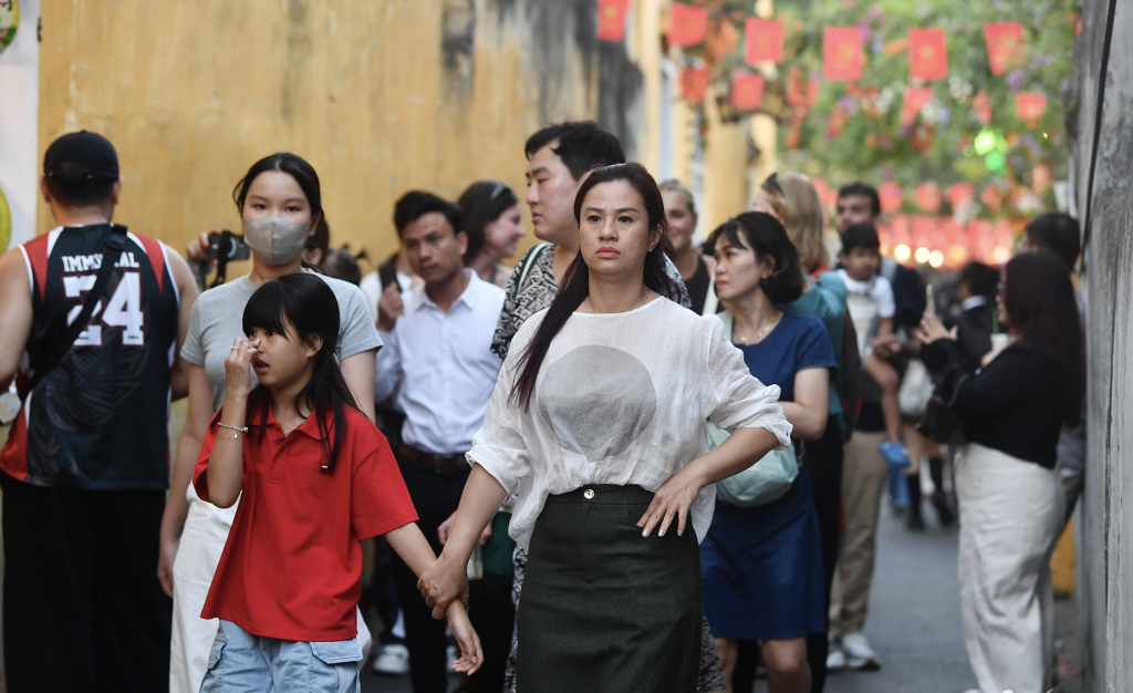 Những hẻm nhỏ cũng đông đúc người qua lại