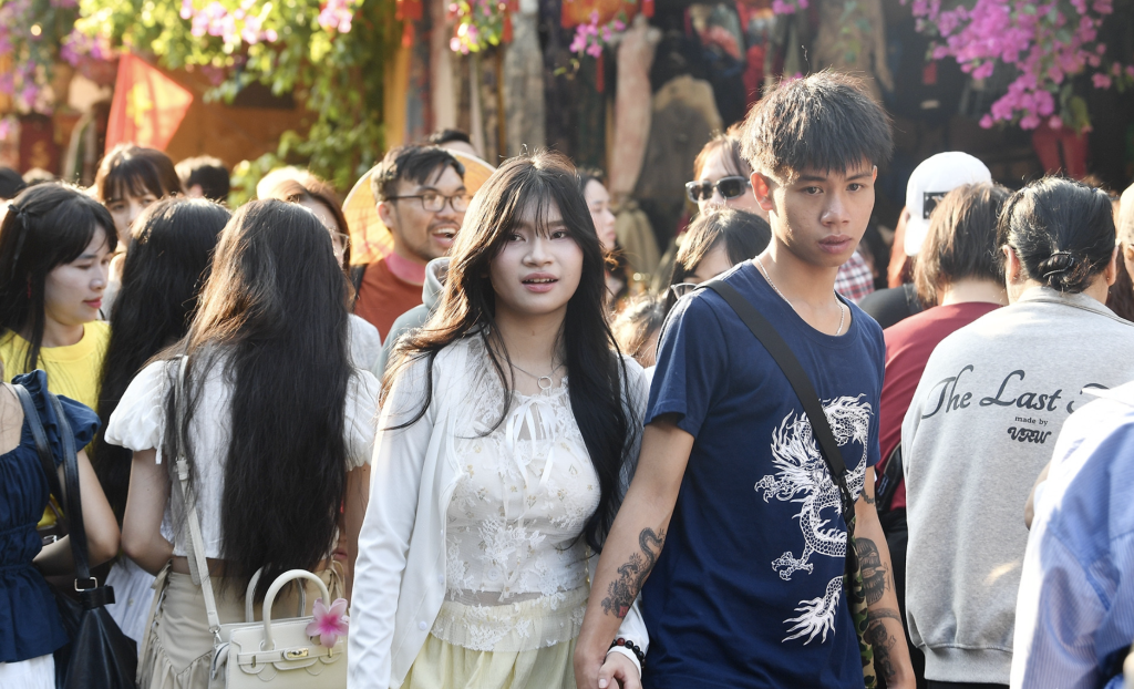 Các tuyến đường chính như Bạch Đằng, Nguyễn Thái Học, Trần Phú là nơi có lượng du khách đổ về đông nhất