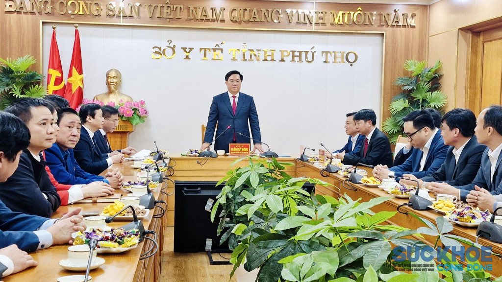 Ông Trần Duy Đông – Ủy viên dự khuyết Trung ương Đảng, Phó Bí thư Tỉnh ủy, Chủ tịch UBND tỉnh chúc tết ngành Y tế ( ảnh: Đình Thơm)  