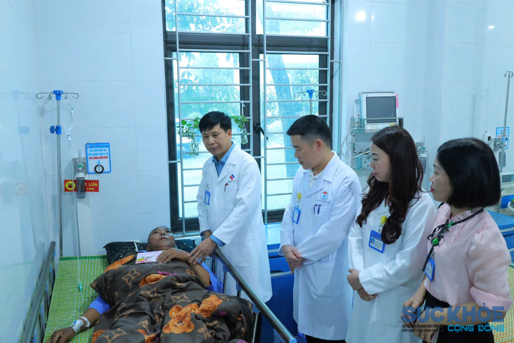 Lãnh đạo TTYT Khu vực Tam Dương tặng quà động viên bệnh nhân( ảnh: ĐT)