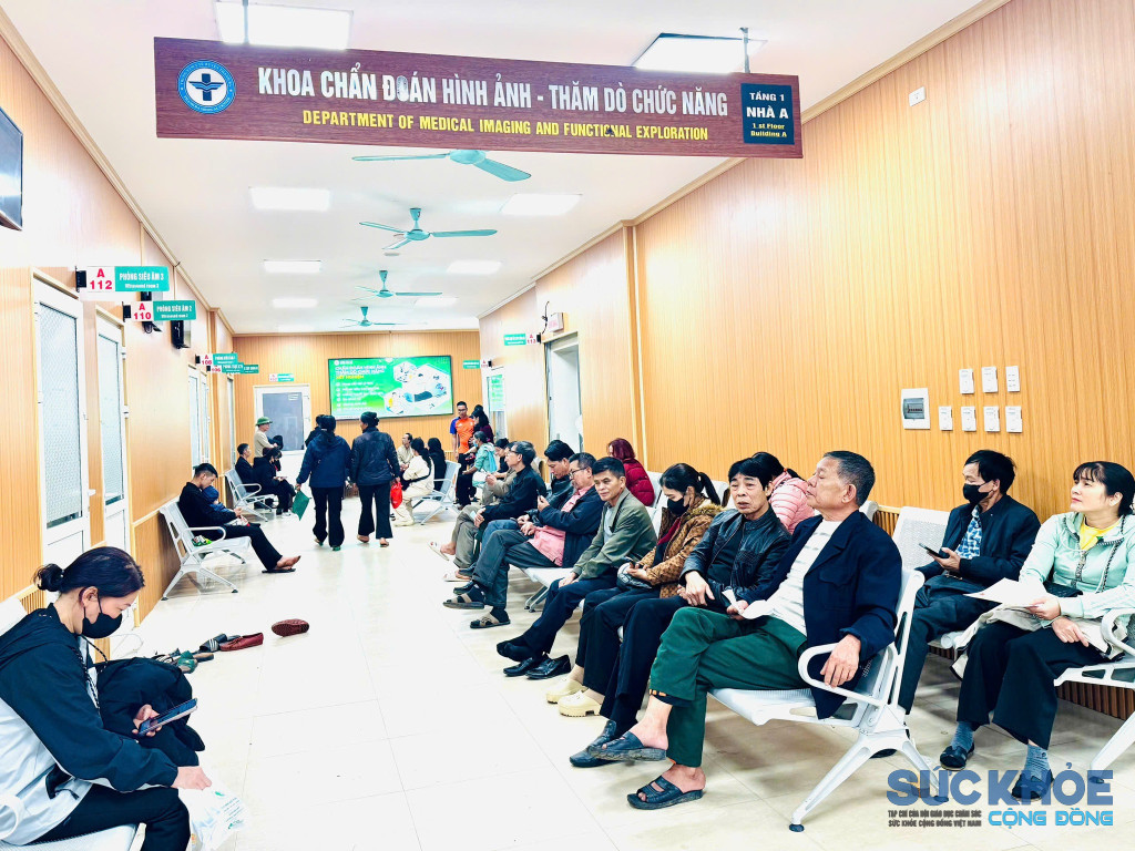 Người đân đến khám bệnh tại TTYT Khu vực Thanh Ba ( ảnh: ĐT)