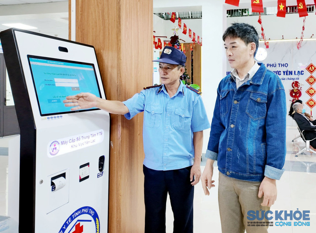 Người dân đến khám bệnh tại Trung tâm Y tế khu vực Yên Lạc được hướng dẫn tận tình, chu đáo ( ảnh: ĐT)