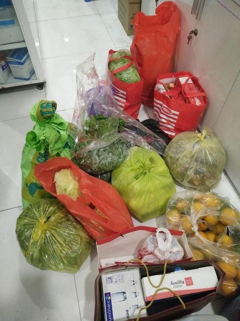 Nhiều sinh viên chia sẻ, dù ở thành phố đồ ăn không thiếu, nhưng những món quê nhà vẫn mang cảm giác rất khác. Đó là hương vị quen thuộc của gia đình, của bếp nhà, khiến người trẻ vơi bớt cảm giác xa quê sau những ngày Tết sum vầy. “Chỉ cần mở hộp bánh chưng mẹ gói là thấy Tết như vẫn còn đâu đó”, một sinh viên tâm sự.
