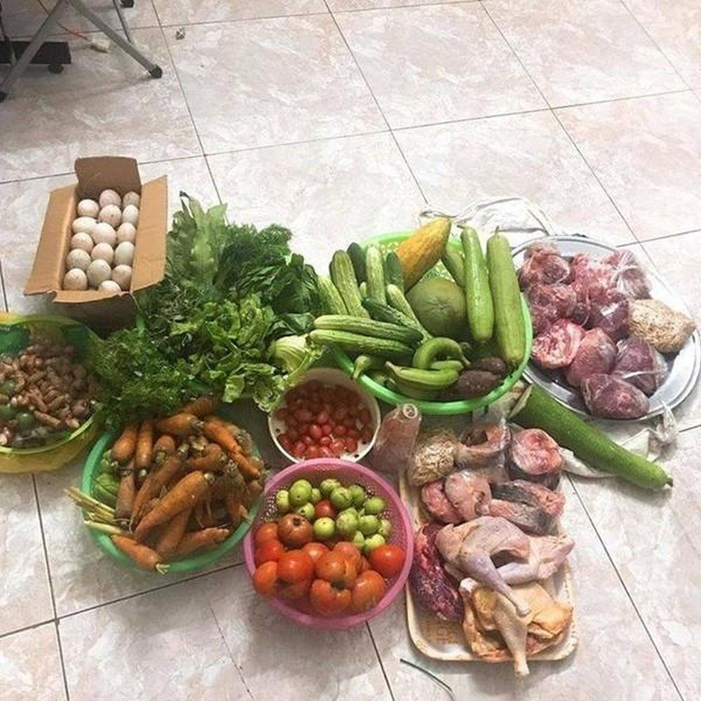 Dưới các bài đăng, cộng đồng mạng để lại hàng nghìn bình luận đồng cảm. Không ít người kể lại kỷ niệm những năm tháng đi học xa nhà, mỗi lần lên thành phố là vali nặng thêm vài cân.