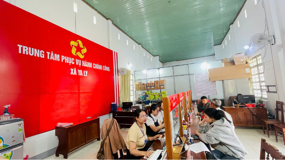 Cán bộ xã Ya Ly rà soát, triển khai kế hoạch công tác ngay từ những giờ đầu làm việc (Ảnh: Đình Vũ)
