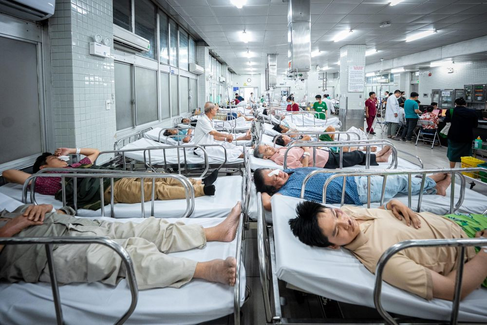 Các bác sĩ Bệnh viện Chợ Rẫy tiếp nhận nhiều trường hợp tai nạn giao thông trong dịp Tết Nguyên đán Bính Ngọ (Ảnh: Chí Hùng)