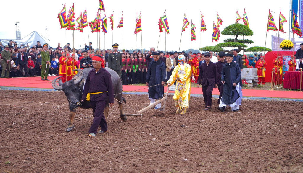 Bô lão Nguyễn Ngọc An (được chọn để vào vai vua Lê Đại Hành), thực hiện nghi lễ nhập linh khí quân vương đi những sá cày đầu tiên mở hội Tịch điền (Ảnh: BTC)