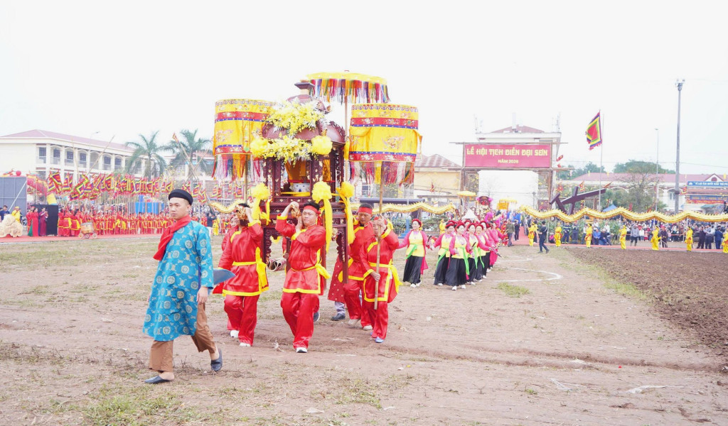 Nghi thức kiệu thành hoàng, kiệu Tổ nghề trống, rước linh vị vua Lê Đại Hành tại phần lễ Tịch điền (Ảnh: BTC)