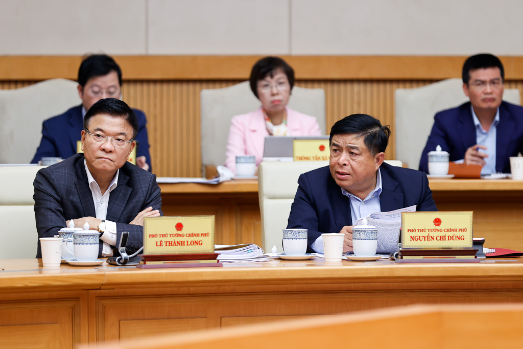 Các Phó Thủ tướng Lê Thành Long, Nguyễn Chí Dũng dự cuộc họp (Ảnh: VGP/Nhật Bắc)