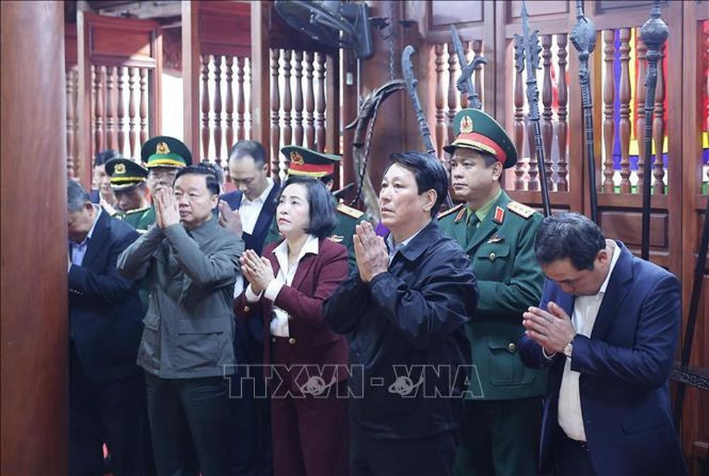 Chủ tịch nước Lương Cường và đoàn công tác dâng hương tại đền Thượng (Lào Cai) cầu cho quốc thái dân an (Ảnh: Lâm Khánh/TTXVN)