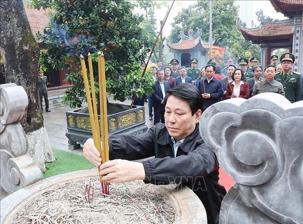 Chủ tịch nước Lương Cường và đoàn công tác dâng hương tại đền Thượng (Lào Cai) cầu cho quốc thái dân an (Ảnh: Lâm Khánh/TTXVN)